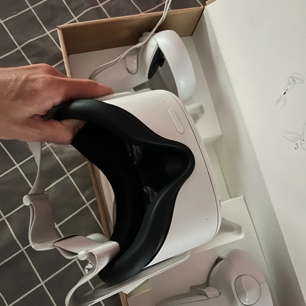 Like new oculus quest 2 with both controllers